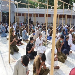 فیصل آباد انتظامیہ کے اعلی افسران نے پولیس لائن میں نماز عید ادا کی ، اسپیشل بینڈ کی خصوصی سلامی 